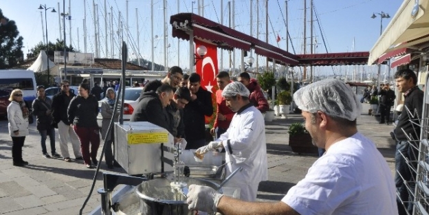 Bodrum Çarşi Grubu Asi Tayfa Lokma Dağıttı