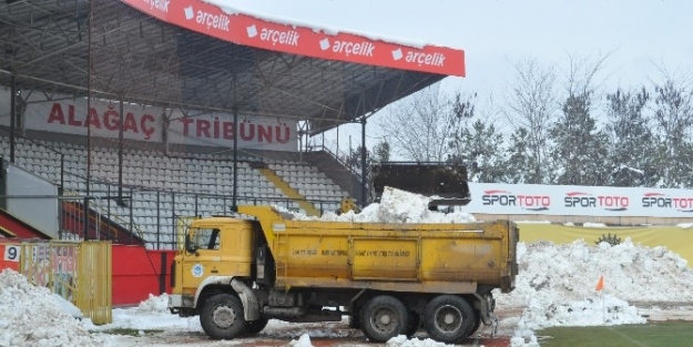 Eskişehir Atatürk Stadyumu Kardan Temizleniyor