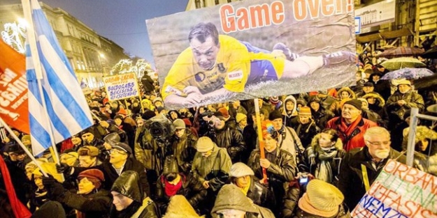 Macaristan sokağa döküldü