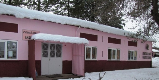 Okullar Kar Esaretinde