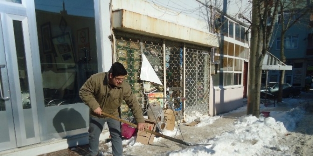 Güneş Açtı Vatandaş Kar Temizliği Yaptı