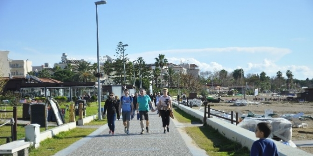 Manavgat’ta Sahilde Güneş Keyfi