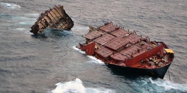 Kargo gemisi sulara gömüldü