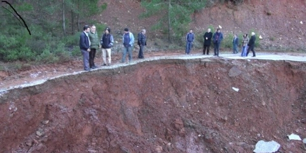 Heyelan Bayındır’da Köyleri Ekmeksiz Bıraktı