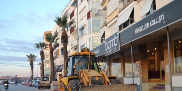 Ayvalıkta Ara Sokak Çikişina Modern Ve Şik Makyaj