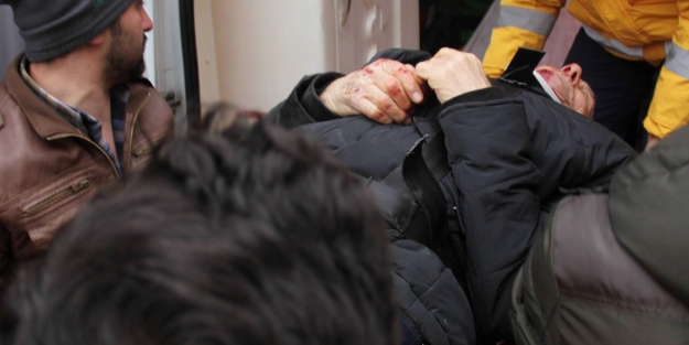Çarptığı yaşlı adamı ambulansa taşıdı