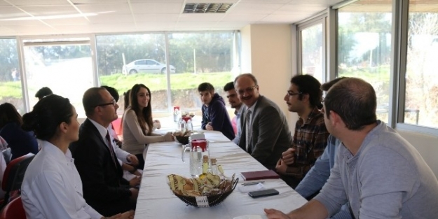 Rektör Prof. Dr. Akhan Öğrencileri Dinledi