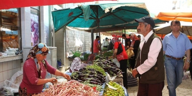 Tire Belediyesi Salı Pazarına El Attı