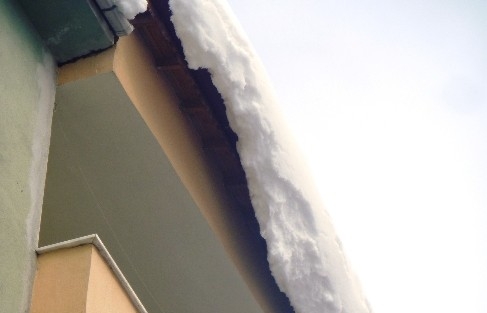 Çatidaki Kar Kütleleri Tehlike Saçıyor