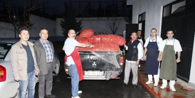 Karaçay Köyü’nden Aşevine 2 Buçuk Ton Kuru Soğan