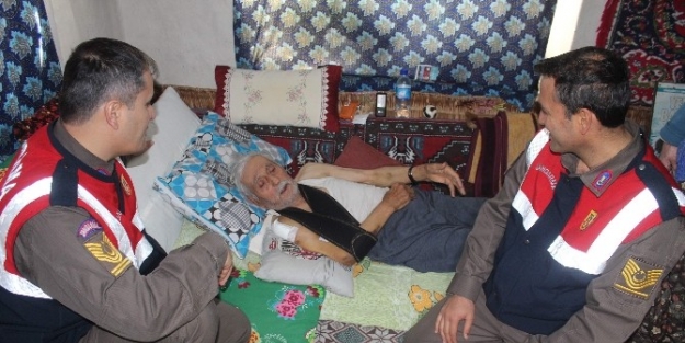 Beyşehir’de Jandarmadan Gazinin Kaza Geçiren Babasına Ziyaret