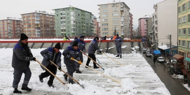 Kurtuluş Kapalı Pazar Yerinin Çatisi Kardan Temizlendi