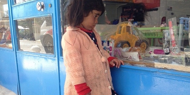 O çocuğa oyuncak yağdı