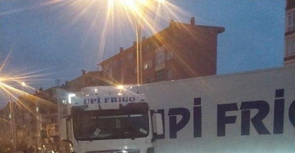 Yolda Kayan Tır Trafiği Kilitledi