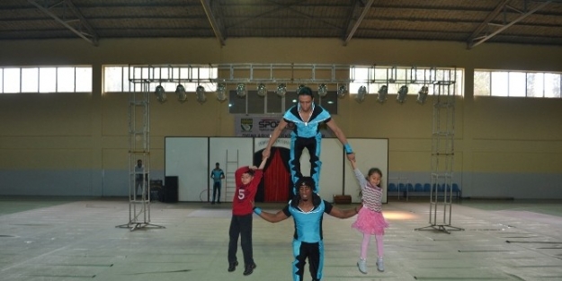 Troya Sirki’nin Gösterileri Çocuklari Eğlendirdi