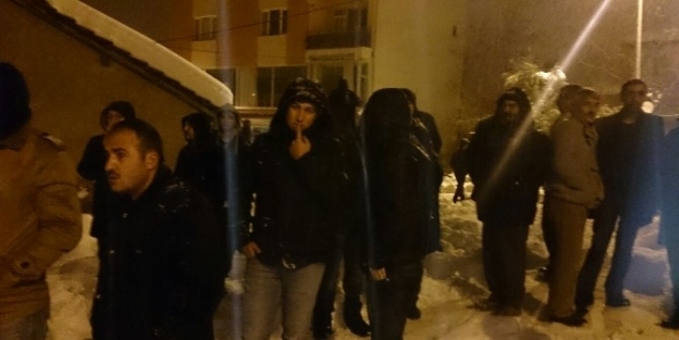 Pazar yeri çöktü: 30 araç karlar altında kaldı