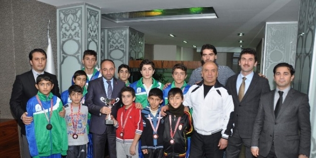 Üzülmez, Şampiyon Güreşçileri Ödüllendirdi