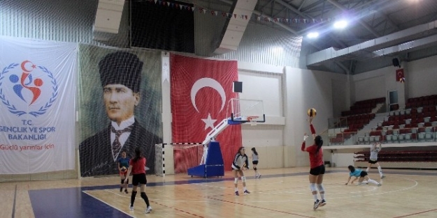 Çiftlikköy Belediyespor Voleybol Takımı Hazırlıklarını Sürdürüyor
