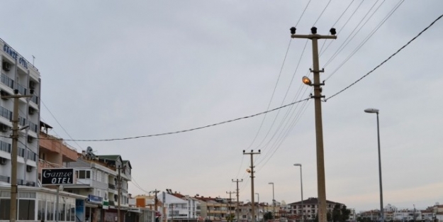 Sokak Lambaları Gündüz Saatlerinde Yanıyor