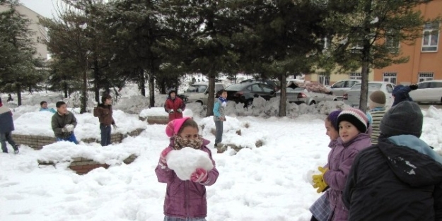 Öğrencilerin Kartopu Sevinci