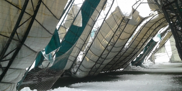 Bursa'da halı saha tavanı çöktü!