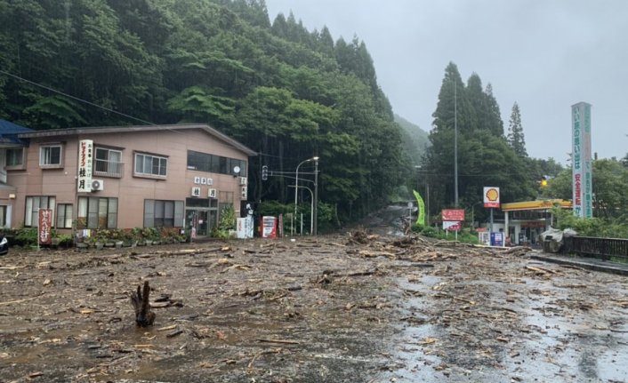 Japonya'da sel: Tren seferleri iptal edildi