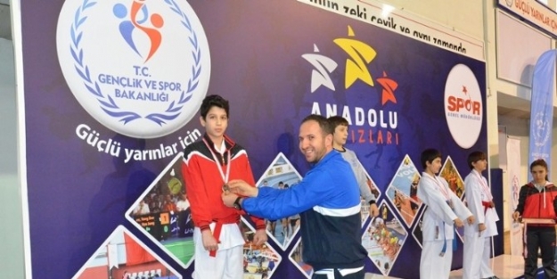 Karateciler Kıyasıya Mücadele Etti