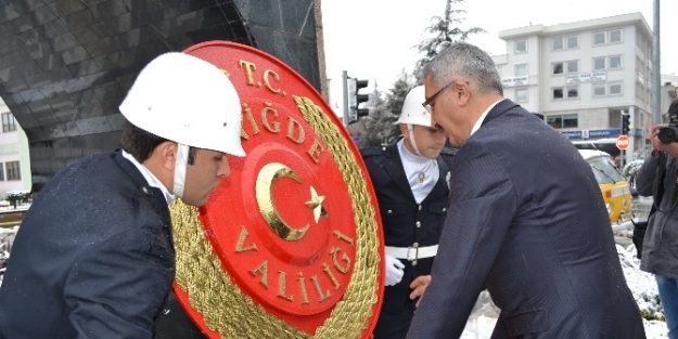 İl Genel Meclisi Atatürk Anıtına Çelenk Bıraktı