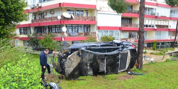 Taklalar Atıp, Bahçe Duvarını Yıkan Otomobilden Sağ Çikti