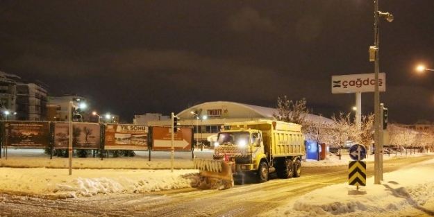 Büyükşehir Belediyesi Karla Mücadeleye Devam Ediyor