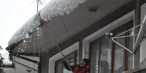 İtfaiyeciler Çatilarda Kar Temizliği Yaptı