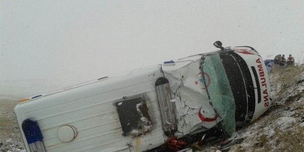 Sivas’ta Ambulans Devrildi: 5 Yaralı