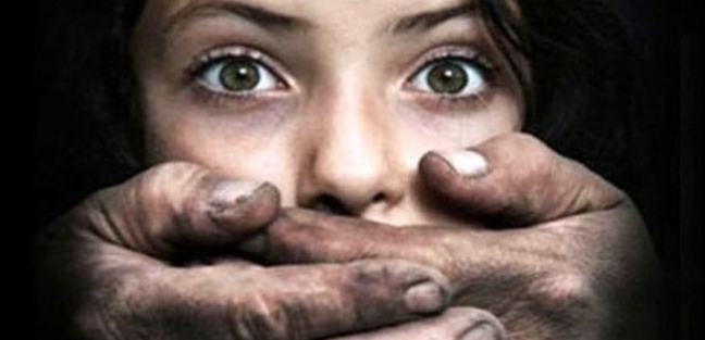 Uyuyakalan kıza tecavüz etti