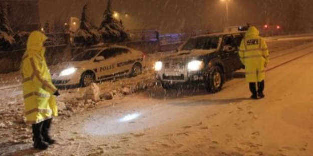 Afyonkarahisar-İzmir karayolunda kar engeli