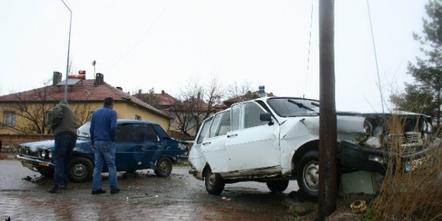 Gemerek’te Trafik Kazası Maddi Hasara Yol Açtı