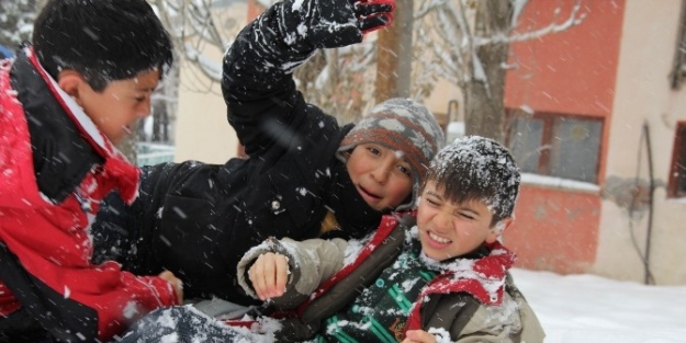 Erzurum’da Kar Ve Tipi Yolları Ulaşıma Kapattı