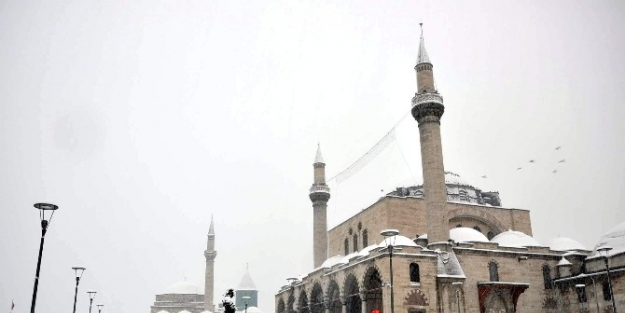 Konya’da Kar Yağışı Etkili Oluyor