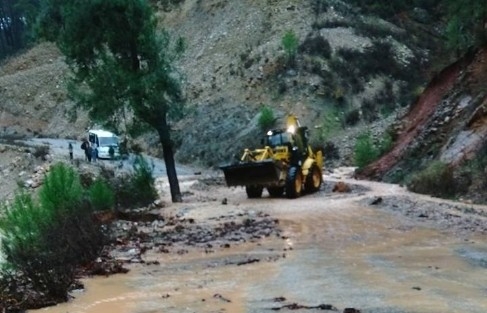 Heyelan Nedeniyle Öğretmenler Yolda Kaldı