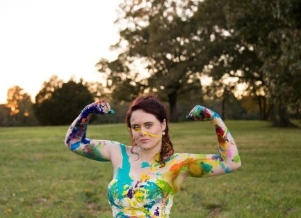 Terk Edilince Gelinliğini Rengarenk Boyadı