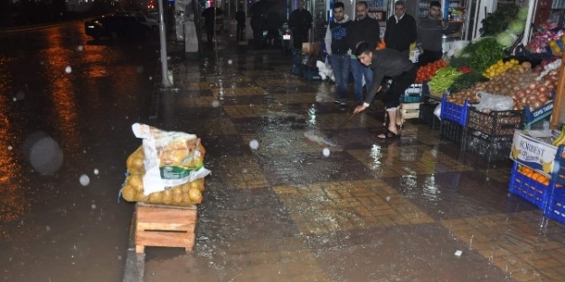 Kahta’da Cadde Ve Sokaklar Yağmur Sularıyla Doldu