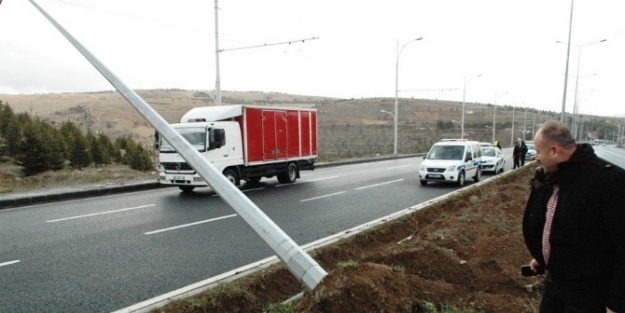 Şiddetli Rüzgar Nedeniyle Aydınlatma Direği Devrildi