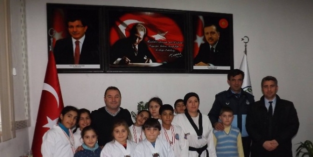 Gömeçli Tekvandoculardan Eşref Uslu’ya Yeni Yıl Ziyareti