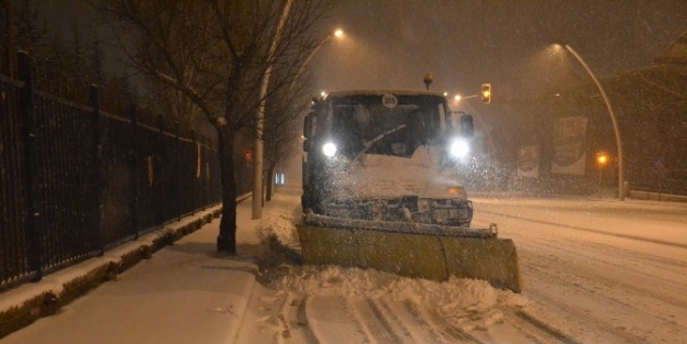 Ankara’da Karla, Yoğun Mücadele