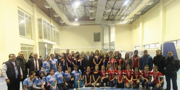 Genç Kızlarda Voleybolun Şampiyonu Kız Meslek Lisesi Oldu
