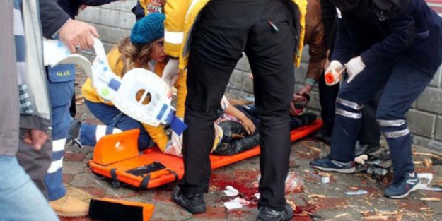 Fırtına çatıları uçurdu