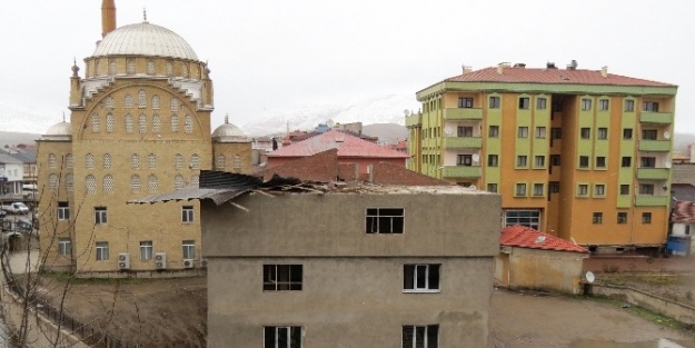 Kelkit’te Rüzgar Çatilari Uçurdu