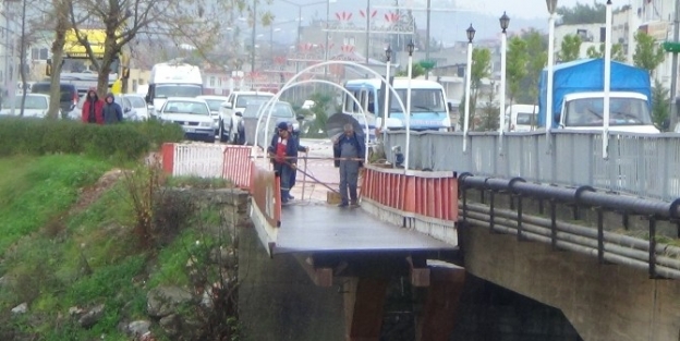 Kadirli’de Sel Suları Yaya Köprüsünü Yıktı