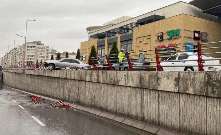 Kayseri'de otomobil köprüde asılı kaldı