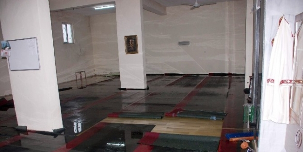 Adıyaman’da Cami Sular Altında Kaldı