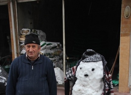 Kardan Adam Yaptı, Üşümesin Diye Hırka Girdirdi